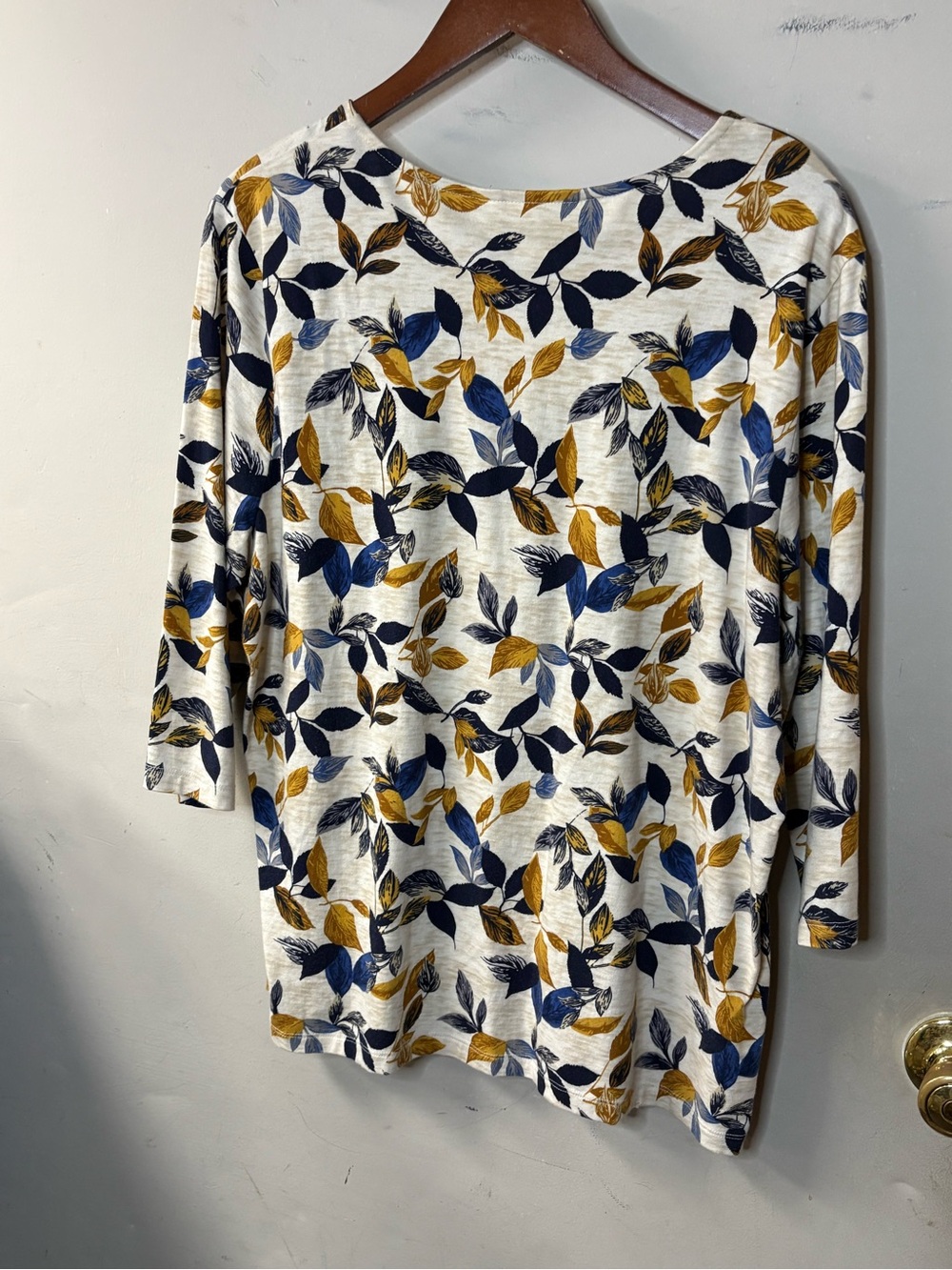 Cj Banks Cream 3/4 Sleeve plus size lightweight Top with Blue & Gold Leaf Print - Picture 6 of 7